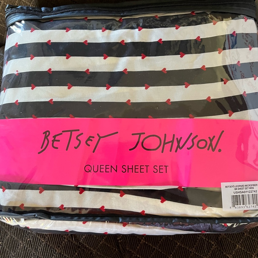 Betsy Johnson queen size sheet four piece (one Flat/Fitted and Two Pillow cases